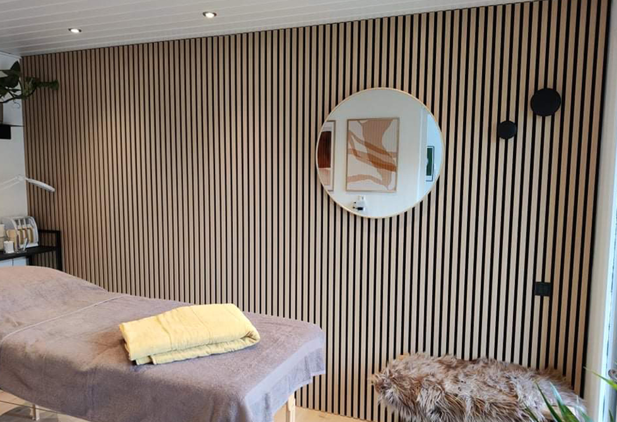 Απεικονίζεται εγκατεστημένο πάνελ δίπλα σε αίθουσα μασάζ.